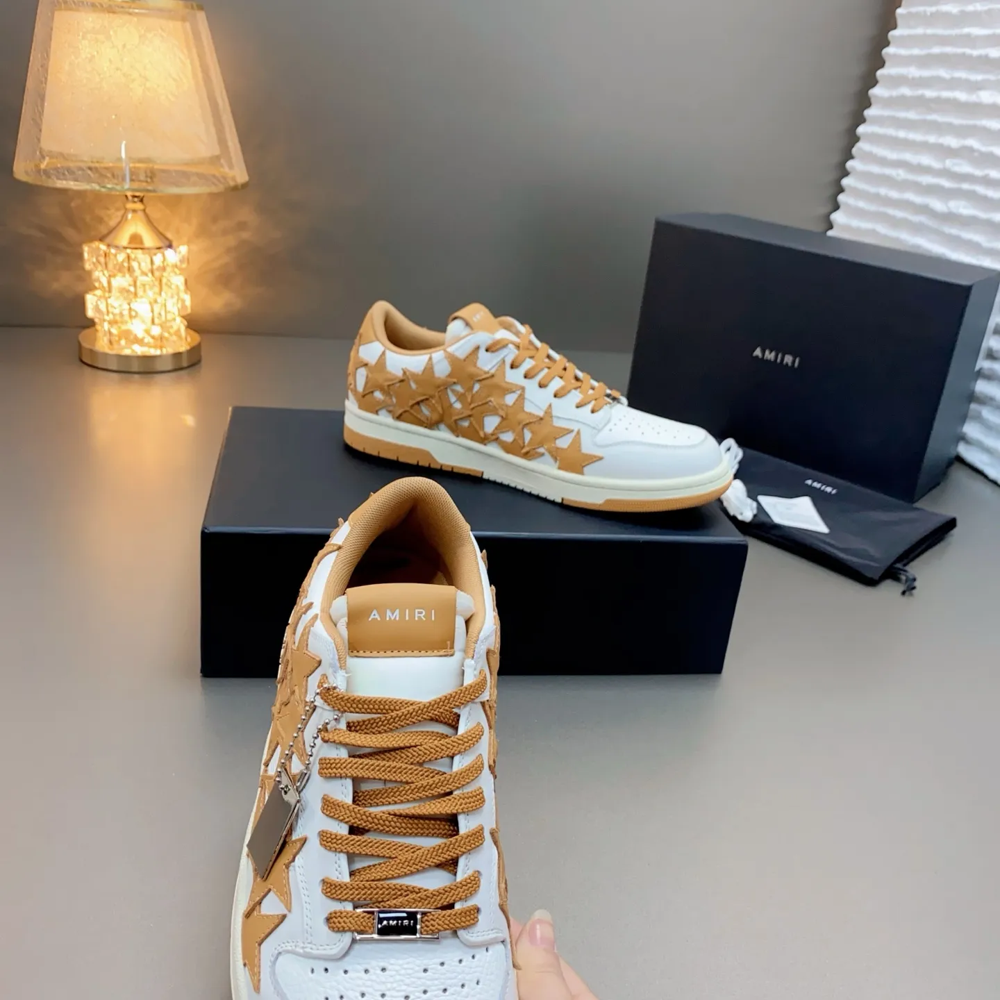 p620🐮🐮AMIRI 💧🌳Couple model💎 The latest The Pacific series Couple model Bone Star Casual sneakers Skateboard shoes ✔️ AMIRI's Pacific shoes are a sneaker that combines luxury and street style. Many celebrities and Internet celebrities have the same style. Its design and workmanship are very elegant. Made of high-grade cow leather, soft to the touch and highly durable 💘💍Fabric: Original customized imported first-layer cowhide 💘💍Inner lining: Original customized breathable mesh lining 💘💍Feet: Original injection molded one-piece, comfortable and wear-resistant without tiring the feet 💘💍Outsole: Original 1:1 molded three-color sole Original outsole 💘💍Sole thickness: 3CM 💘💍Size: Female 35-40 Male 39-46 💘💍price; top version 💦Special remarks Remark: (Female size 34 40. Men’s size 38 45 46 is customized and cannot be returned or exchanged) Please note when placing an order! Thank you🤝🤝